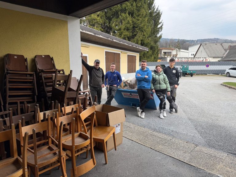 Mitglieder der BKO vor einem Sperrmüllcontainer im Rahmen der Räumungsaktion