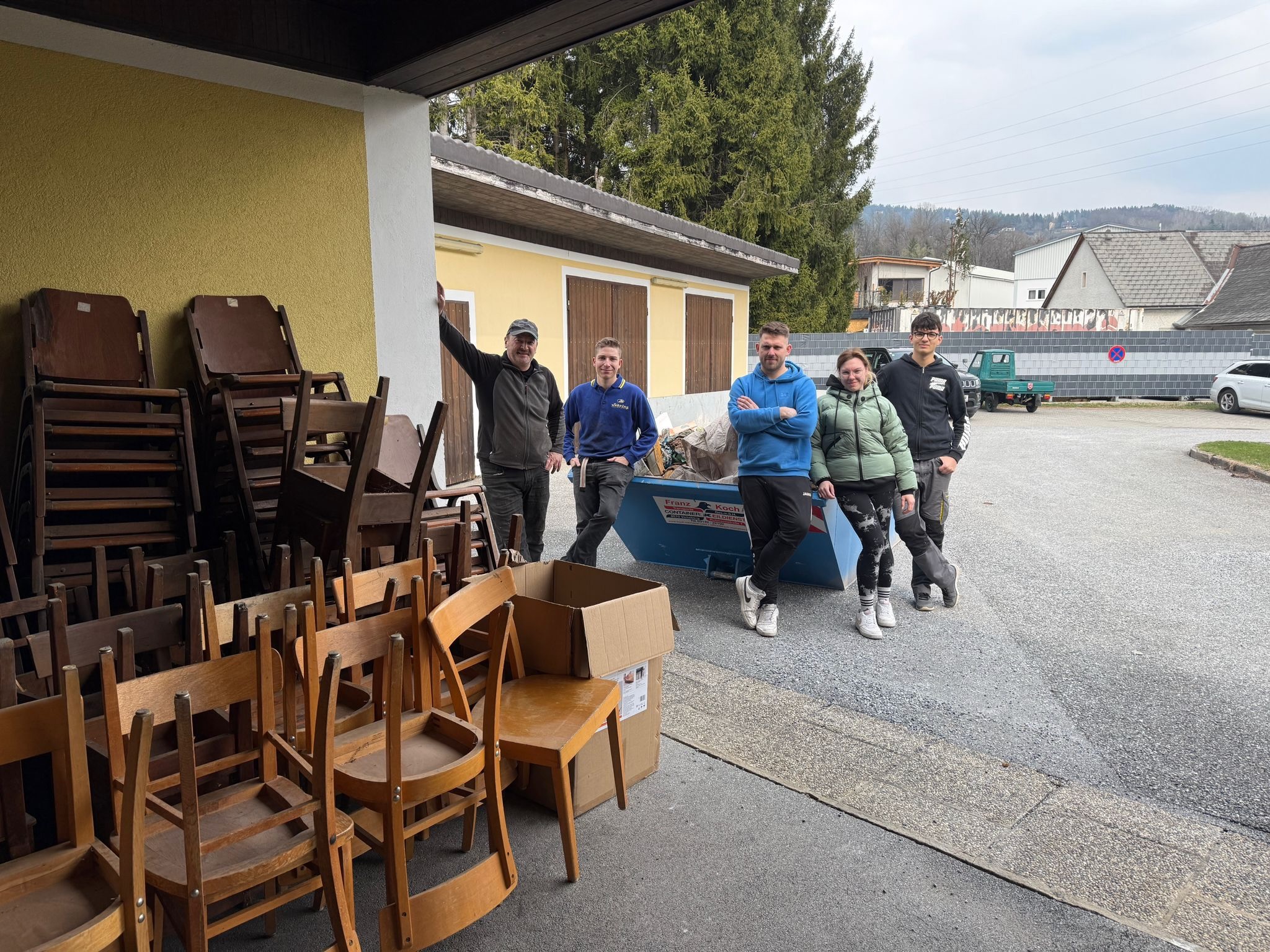 Mitglieder der BKO vor einem Sperrmüllcontainer im Rahmen der Räumungsaktion