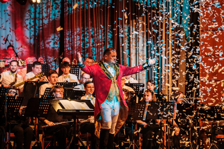 Kapellmeister Franz Steiner als Zirkusdirektor vor den Musikerinnen und Musikern der BKO