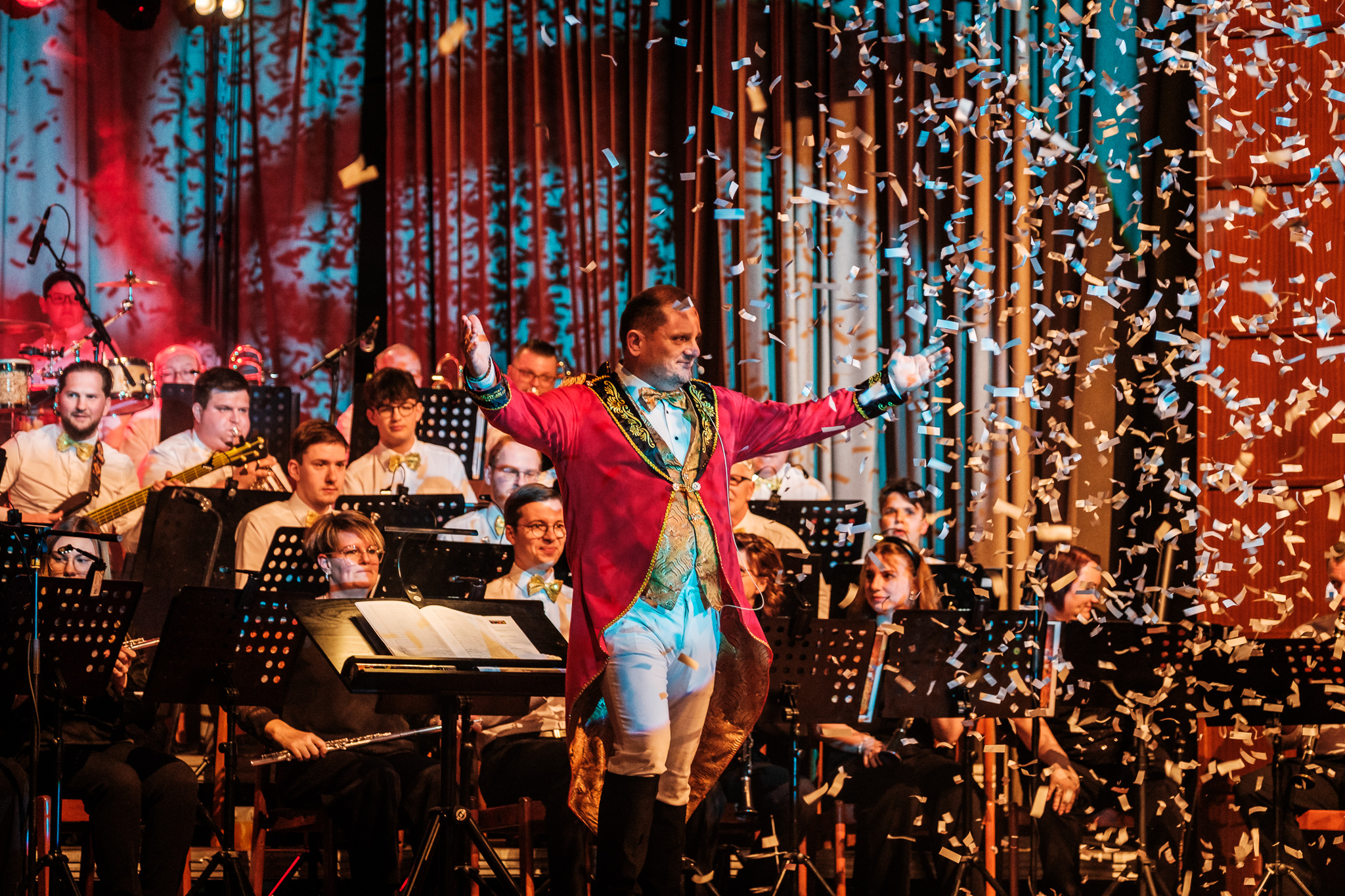 Kapellmeister Franz Steiner als Zirkusdirektor vor den Musikerinnen und Musikern der BKO